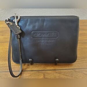 COACH CLUTCH VINTAGE IN GREAT CONDITION!